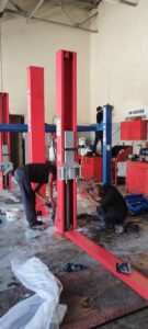 Installation of 2 post lifts at the Graafreinet saps garage.